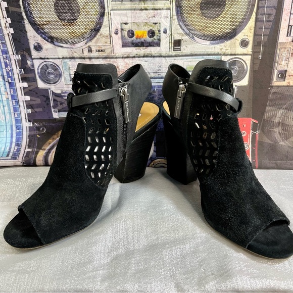 BCBGeneration Black Peep Toe Laser Cut Suede Chunky Heels Women's Size 8M/38 - Picture 2 of 9